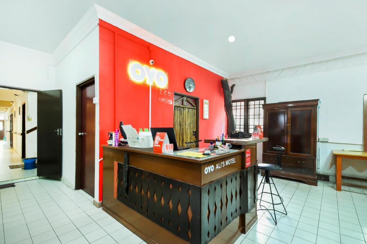 Oyo 1093 Ali'S Motel Teluk Bahang Eksteriør billede